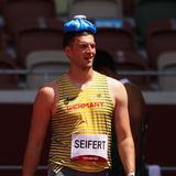 Bernhard Seifert vom deutschen Team balanciert einen Eisbeutel auf dem Kopf