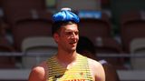 Bernhard Seifert vom deutschen Team balanciert einen Eisbeutel auf dem Kopf