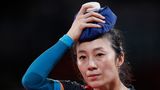 Han Ying vom Team Deutschland kühlt sich während ihres Tischtennisspiels im Viertelfinale der Damen den Kopf