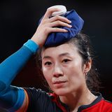 Han Ying vom Team Deutschland kühlt sich während ihres Tischtennisspiels im Viertelfinale der Damen den Kopf
