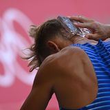 Der Este Maicel Uibo nutzt gleich einen ganzen Eisblock, um sich während des Zehnkampf-Stabhochsprungs zu erfrischen