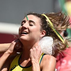 Georgia Winkcup aus Australien legt sich nach dem 3000-Meter-Hindernisrennen der Frauen Eisbeutel in den Nacken
