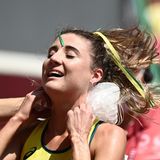 Georgia Winkcup aus Australien legt sich nach dem 3000-Meter-Hindernisrennen der Frauen Eisbeutel in den Nacken