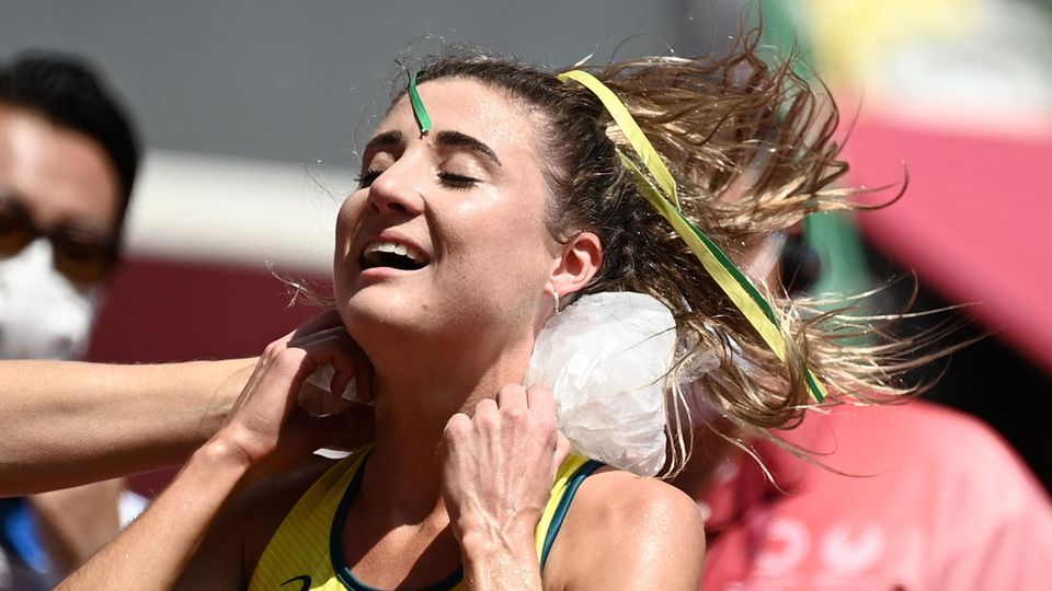 Georgia Winkcup aus Australien legt sich nach dem 3000-Meter-Hindernisrennen der Frauen Eisbeutel in den Nacken