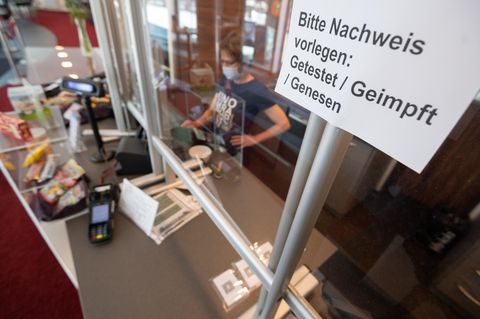 Niedersachsen, Hannover: Ein Schild hängt an der Kasse vom Kino am Raschplatz