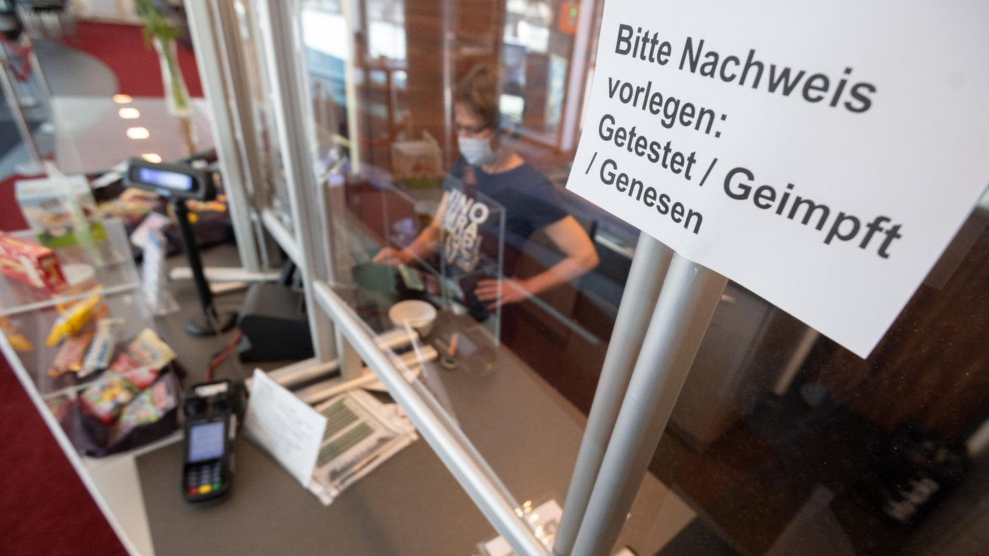 Niedersachsen, Hannover: Ein Schild hängt an der Kasse vom Kino am Raschplatz
