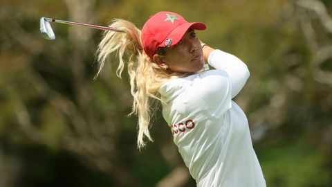 Golferin Maha Haddioui beim Abschlag