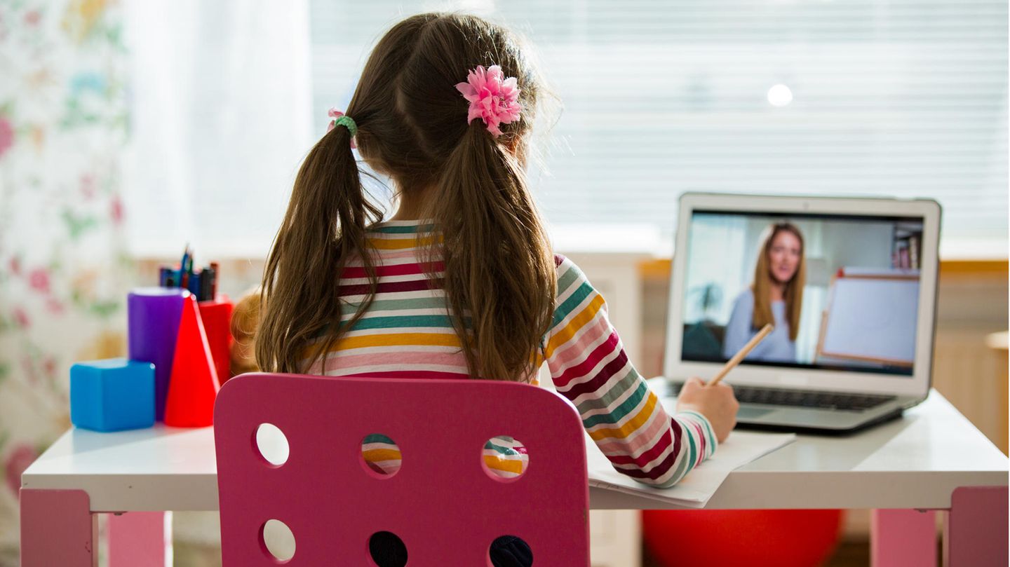 Schülerin am Schreibtisch mit Lehrerin auf dem Laptop