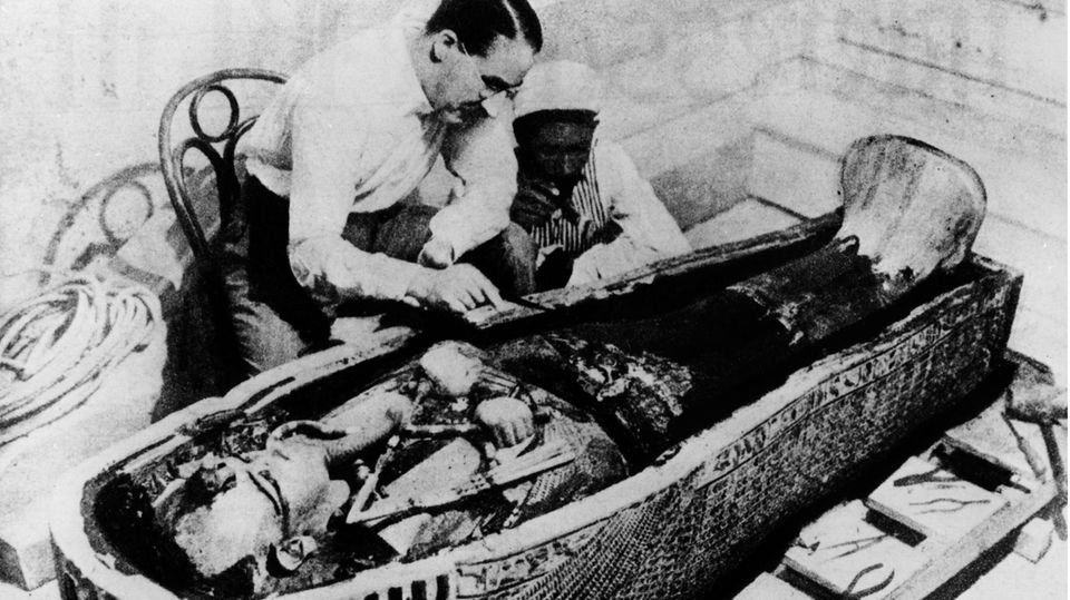 Ägyptologe Howard Carter (l.) und ein Mitarbeiter am geöffneten Sarkophag des Pharaos Tutanchamun