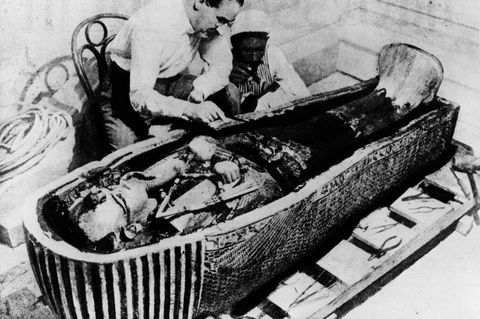 Ägyptologe Howard Carter (l.) und ein Mitarbeiter am geöffneten Sarkophag des Pharaos Tutanchamun
