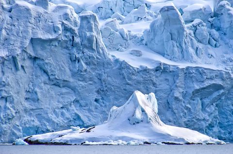 Schmelzendes Eis in der Arktis gilt als einer der Kipppunkte im Klimasystem.