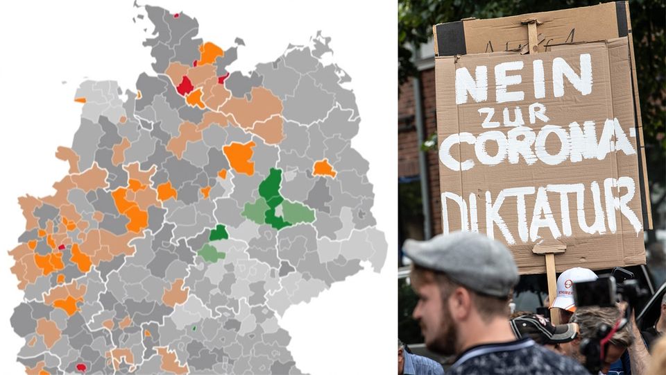 Schulunterricht Während eine Lehrerin mit Kreide "Sprache, Speise, Spanien" an die grüne Tafel schreibt, schauen ihr drei Grundschulkinder zu