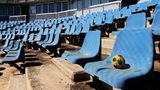 Einsam liegt ein kleiner Ball auf den verlassenen Sitzen des ehemaligen Softball-Stadions der Spiele in Athen