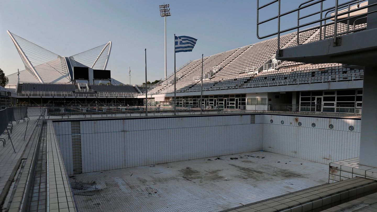Nur die griechische Flagge weht noch über dem Becken des verlassenen Olympischen Aquatic Center