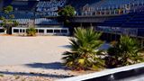 ... glauben, dass die Olympischen Spiele in Athen einer der Faktoren waren, die Griechenland finanziell in die Knie gezwungen haben. Im Bild zu sehen: die verlassene Beachvolleyball-Arena, aufgenommen 2021. Hier holt sich die Natur ihren Lebensraum langsam zurück