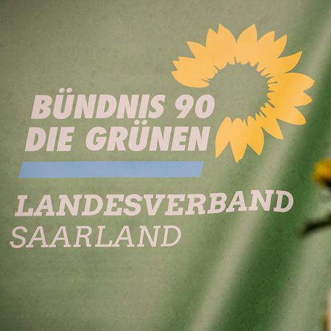 Das Logo des Landesverbandes Saarland Bündnis 90/Die Grünen ist auf einem Transparent beim Landesparteitag zu sehen