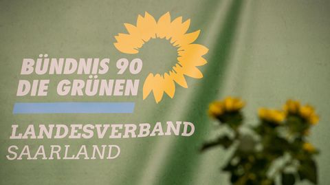 Das Logo des Landesverbandes Saarland Bündnis 90/Die Grünen ist auf einem Transparent beim Landesparteitag zu sehen