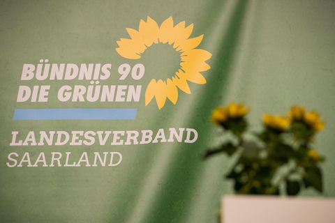 Das Logo des Landesverbandes Saarland Bündnis 90/Die Grünen ist auf einem Transparent beim Landesparteitag zu sehen