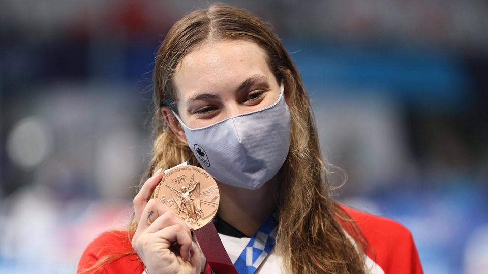 Schwimmerin Penny Oleksiak freut sich über ihre Medaille