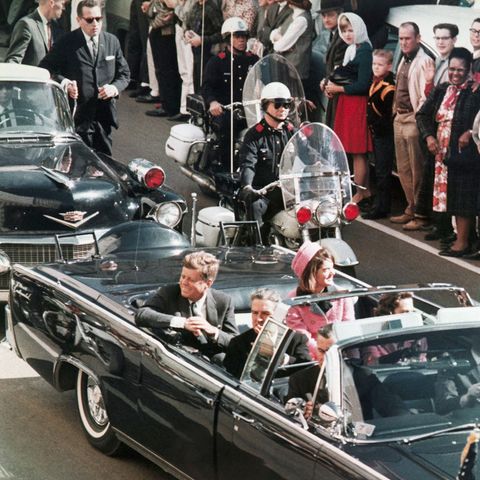 John F. Kennedy (l.) und Ehefrau Jackie bei der verhängnisvollen Fahrt durch Dallas im Jahr 1963