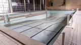 Ein leeres Schwimmbecken im ehemaligen Berliner Olympia-Gelände