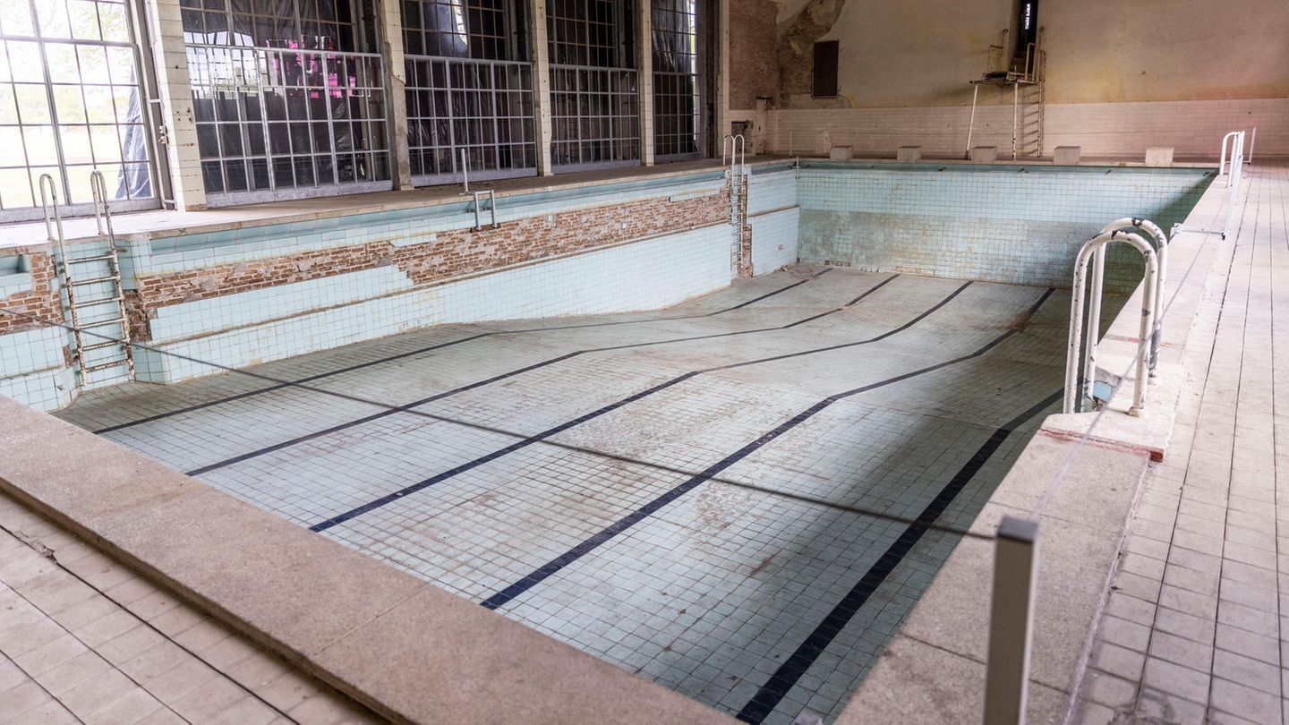 Ein leeres Schwimmbecken im ehemaligen Berliner Olympia-Gelände Ein leeres Schwimmbecken im ehemaligen Berliner Olympia-Gelände