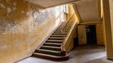 Eine Treppe in einem verlassenen Gebäude auf dem ehemaligen Olympia-Gelände in Berlin