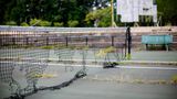 Das verfallene Netz und die Anzeigetafel auf einem Tennisplatz im Stone Mountain Tennis Center