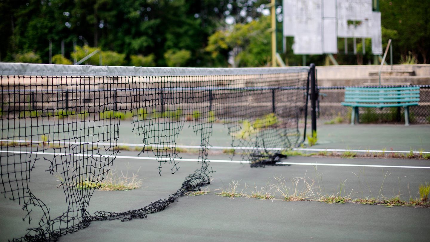 Das verfallene Netz und die Anzeigetafel auf einem Tennisplatz im Stone Mountain Tennis Center Das verfallene Netz und die Anzeigetafel auf einem Tennisplatz im Stone Mountain Tennis Center