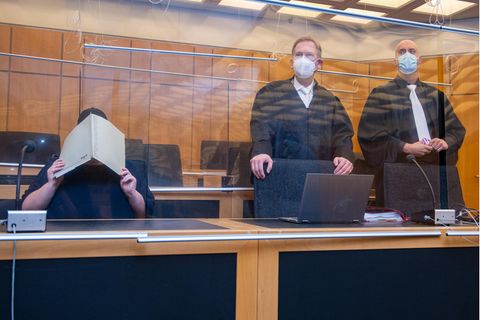 Zu Beginn des Prozesses im Missbrauchskomplex Münster sitzt die Mutter (l.) eines Opfers im Landgericht