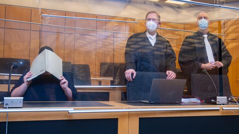 Zu Beginn des Prozesses im Missbrauchskomplex Münster sitzt die Mutter (l.) eines Opfers im Landgericht