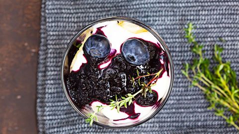 Rezept für ein erfrischendes Beeren-Frischkäse-Schichtdessert mit Keksen