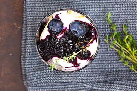 Rezept für ein erfrischendes Beeren-Frischkäse-Schichtdessert mit Keksen