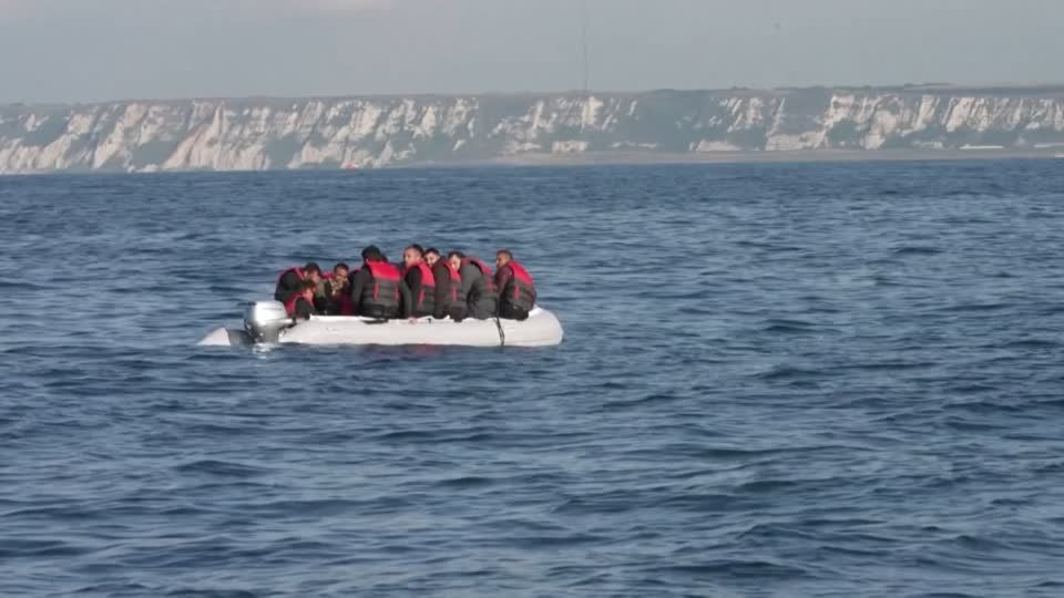 Ärmelkanal: Britische Innenministerin will Migranten-Boote in Richtung Frankreich abdrängen lassen
