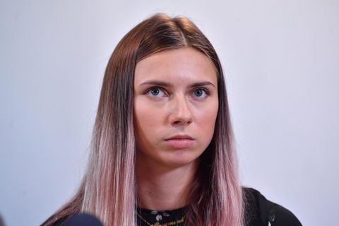 Polen, Warschau: Kristina Timanowskaja, Sportlerin aus Belarus, nimmt an einer Pressekonferenz teil
