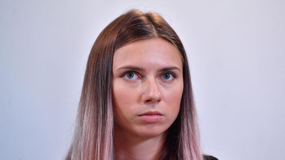 Polen, Warschau: Kristina Timanowskaja, Sportlerin aus Belarus, nimmt an einer Pressekonferenz teil