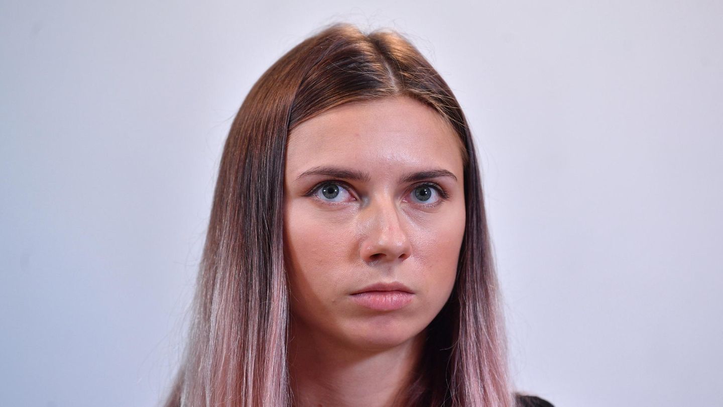 Polen, Warschau: Kristina Timanowskaja, Sportlerin aus Belarus, nimmt an einer Pressekonferenz teil