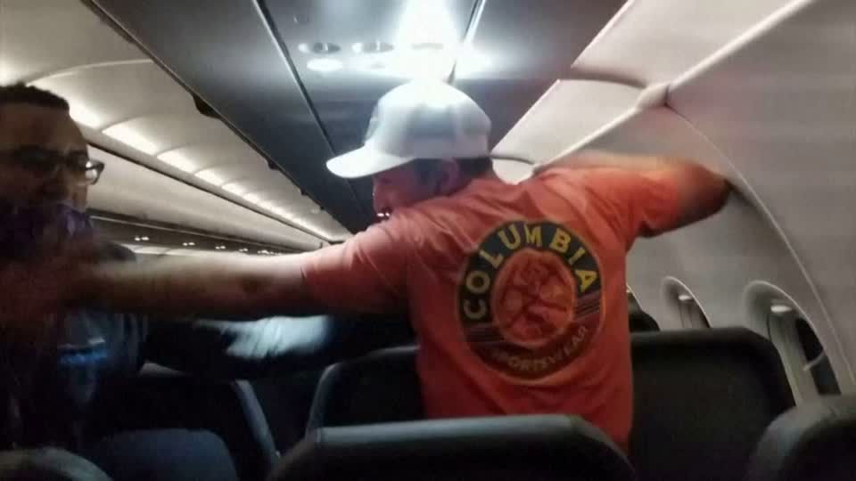 Video: Anstieg gewalttätiger Vorfälle in US-Flugzeugen Video: Anstieg gewalttätiger Vorfälle in US-Flugzeugen