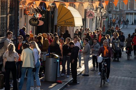 Niederlande, Amsterdam: Menschen im Stadtzentrum Amsterdams