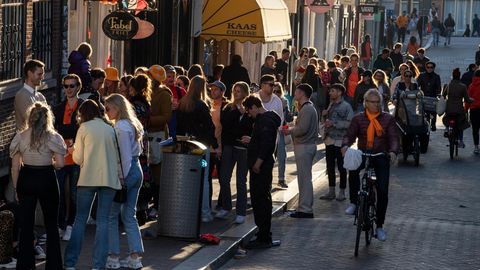 Niederlande, Amsterdam: Menschen im Stadtzentrum Amsterdams