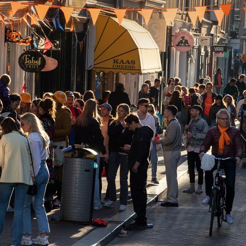 Niederlande, Amsterdam: Menschen im Stadtzentrum Amsterdams