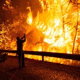 Athen, Griechenland. Freiwillige Helfer unterstützten einen Feuerwehrmann bei den Löscharbeiten eines Waldbrandes