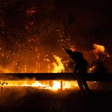 Athen, Griechenland. Freiwillige Helfer schlagen mit Zweigen auf die Flammen von Waldbränden