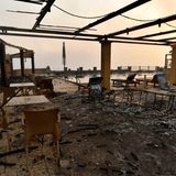 Olympia, Griechenland. Ein vom Feuer der Waldbrände zerstörtes Hotel im Dorf Lalas