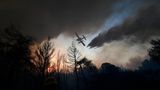 Athen, Griechenland. Ein Flugzeug wirft über einem Waldbrand Löschwasser ab.