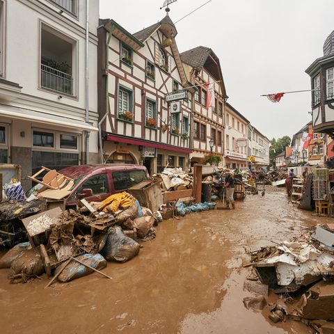 Anwohner und Ladeninhaber in Bad-Neuenahr-Ahrweiler (Rheinland-Pfalz) versuchen, ihre Häuser vom Schlamm zu befreien