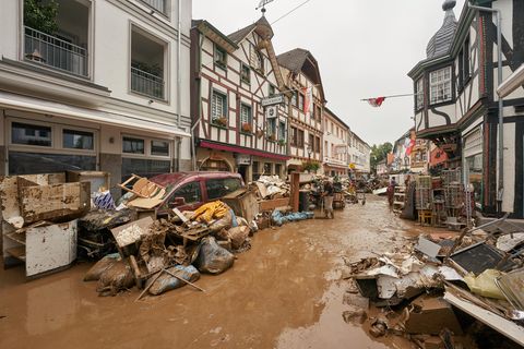 Anwohner und Ladeninhaber in Bad-Neuenahr-Ahrweiler (Rheinland-Pfalz) versuchen, ihre Häuser vom Schlamm zu befreien
