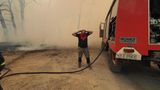 Kourkouloi, Griechenland. Ein Feuerwehrmann schützt sich mit einem Tuch gegen den Rauch eines Waldbrandes