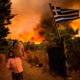 Afidnes, Griechenland. Menschen versuchen Teile ihrer Habe in Sicherheit zu bringen