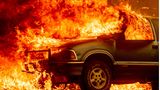 Plumas County, USA: Flammen des Dixie-Feuers in Kalifornien greifen auf ein Haus und einem davor parkenden Pickup über. Der Brand wütet bereits seit mehreren Wochen